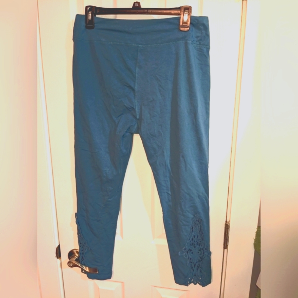 Blue Capri leggings w/crochet trim Sz XL
